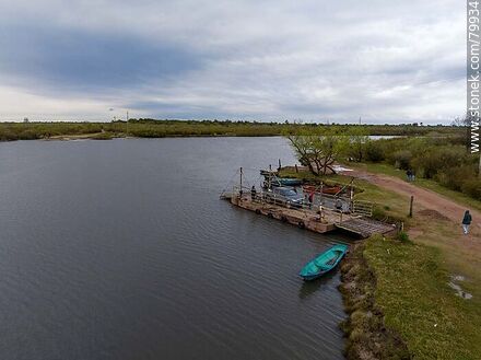 Vista aérea de la balsa para cruzar el arroyo El Parao - Departamento de Treinta y Tres - URUGUAY. Foto No. 79934