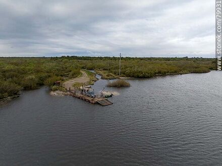 Vista aérea de la balsa para cruzar el arroyo El Parao - Department of Treinta y Tres - URUGUAY. Photo #79931