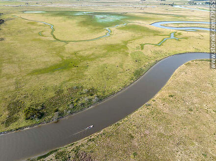 Vista aérea del arroyo Valizas con una lancha navegando - Departamento de Rocha - URUGUAY. Foto No. 79955