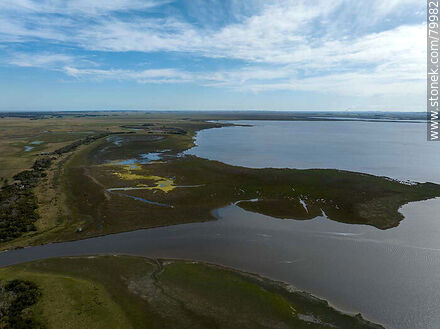 Vista aérea del nacimiento del arroyo Valizas en la laguna de Castillos - Departamento de Rocha - URUGUAY. Foto No. 79982