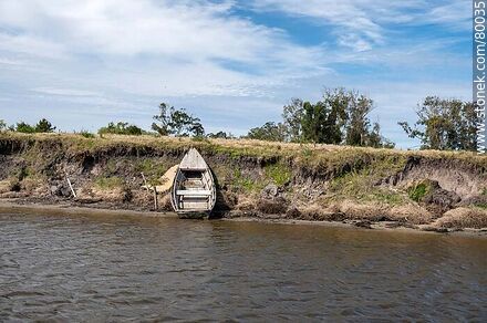 Bote en el terraplén de la orilla - Departamento de Rocha - URUGUAY. Foto No. 80035