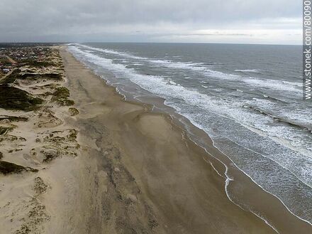 Vista aérea de playa y dunas de Barra del Chuy - Departamento de Rocha - URUGUAY. Foto No. 80090