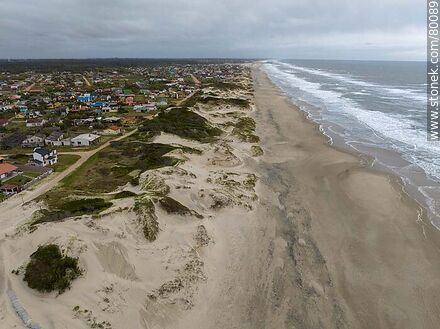 Vista aérea de playa y dunas de Barra del Chuy - Departamento de Rocha - URUGUAY. Foto No. 80089