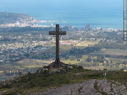 Aerial view of the Sugarloaf Mountain cross with Piriápolis in the background. - Department of Maldonado - URUGUAY. Photo #80099