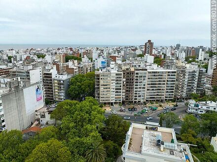 Vista aérea de la Avenida Sarmiento y Bulevar España - Departamento de Montevideo - URUGUAY. Foto No. 80119