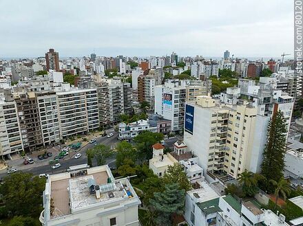 Vista aérea de edificios en la calle Sarmiento y Bulevar España - Departamento de Montevideo - URUGUAY. Foto No. 80120