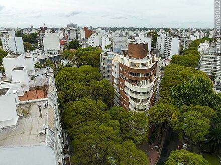 Vista aérea de la proa de las calles 26 de Marzo y Ellauri por sobre los árboles - Departamento de Montevideo - URUGUAY. Foto No. 80122