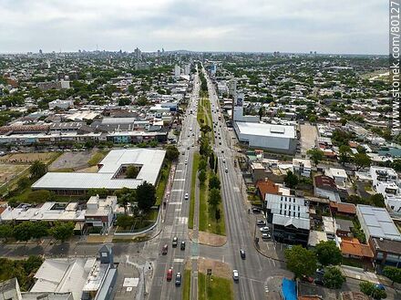 Vista aérea de Avenida Italia al oeste. Liceo No. 10 - Departamento de Montevideo - URUGUAY. Foto No. 80127