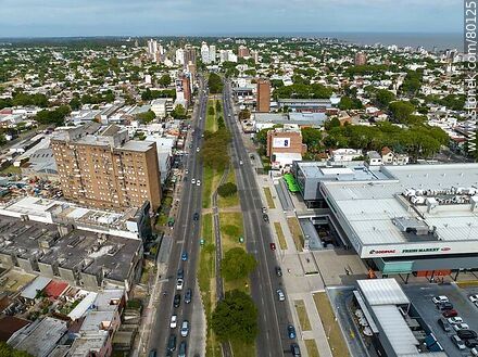 Vista aérea de Avenida Italia al este. Plaza Italia Shopping - Departamento de Montevideo - URUGUAY. Foto No. 80125