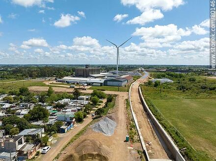 Vista aérea de la obra del Ferrocarril Central en Las Piedras en octubre de 2022. Molino eólico de energía para la obra - Departamento de Canelones - URUGUAY. Foto No. 80146