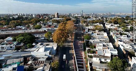 Vista aérea de cruces elevados de calles sobre las vías de ferrocarril - Departamento de Montevideo - URUGUAY. Foto No. 80229