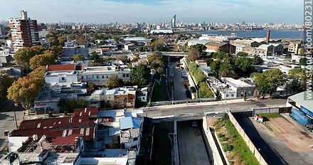 Vista aérea de cruces elevados de calles sobre las vías de ferrocarril - Departamento de Montevideo - URUGUAY. Foto No. 80231