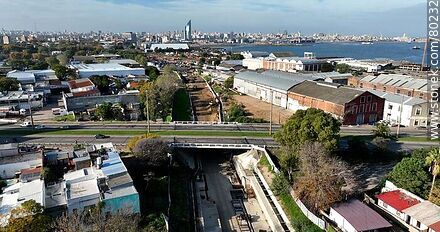 Vista aérea de cruces elevados de calles sobre las vías de ferrocarril. Bulevar Artigas - Departamento de Montevideo - URUGUAY. Foto No. 80232