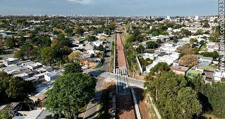 Vista aérea de pasos a nivel sobre la línea ferroviaria - Departamento de Montevideo - URUGUAY. Foto No. 80233