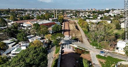 Vista aérea de pasos a nivel sobre la línea ferroviaria - Departamento de Montevideo - URUGUAY. Foto No. 80234