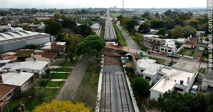 Vista aérea de obras en un paso a nivel del Ferrocarril Central. Mayo 2023 - Departamento de Montevideo - URUGUAY. Foto No. 80246