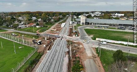 Vista aérea de un paso a nivel sobre las vías del Ferrocarril Central en Colón. Mayo 2023 - Departamento de Montevideo - URUGUAY. Foto No. 80263