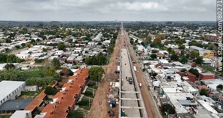 Vista aérea de acceso ferroviario a trinchera en Las Piedras - Departamento de Montevideo - URUGUAY. Foto No. 80271