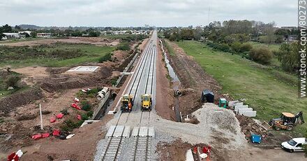 Vista aérea de máquinas nivelando las vías férreas en la obra del Ferrocarril Central. Mayo 2023 - Departamento de Montevideo - URUGUAY. Foto No. 80273