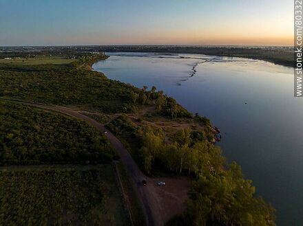 Vista aérea de la Costanera Norte y el río Uruguay al atardecer - Departamento de Salto - URUGUAY. Foto No. 80332