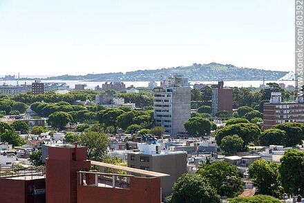 Edificios de Montevideo y el Cerro - Departamento de Montevideo - URUGUAY. Foto No. 80392
