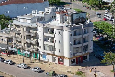 Edificio de la esquina de L. A. de Herrera y D. A. Larrañaga - Departamento de Montevideo - URUGUAY. Foto No. 80419