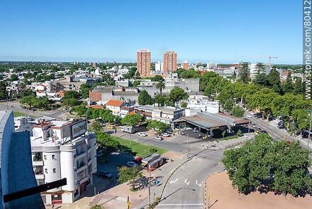 Esquina norte de las avenidas 8 de Octubre y Dámaso Larrañaga - Departamento de Montevideo - URUGUAY. Foto No. 80412