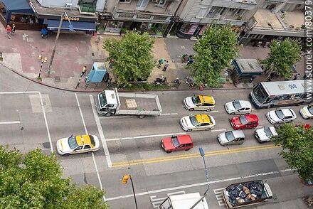 Aerial view of traffic waiting at traffic lights -  - MORE IMAGES. Photo #80379