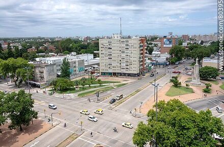 Vista aérea del cruce de las avenidas 8 de Octubre, L. A. de Herrera, Centenario y D. A. Larrañaga - Departamento de Montevideo - URUGUAY. Foto No. 80395
