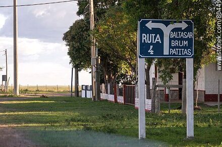 Turn-off to Route 4 and Route 30 to Baltasar Brum and Patitas - Artigas - URUGUAY. Photo #80449