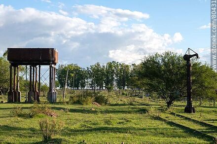 Tanque de agua y surtidor de la estación - Departamento de Artigas - URUGUAY. Foto No. 80431