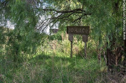 Antigua estación de trenes Bellaco. Cartel de la estación entre los árboles - Departamento de Río Negro - URUGUAY. Foto No. 80454