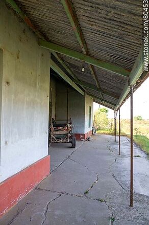 Antigua estación de trenes Bellaco. Andén - Departamento de Río Negro - URUGUAY. Foto No. 80453