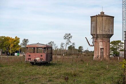 Palmitas Railway Station. Old motocar and water tank with pump. - Soriano - URUGUAY. Photo #80553