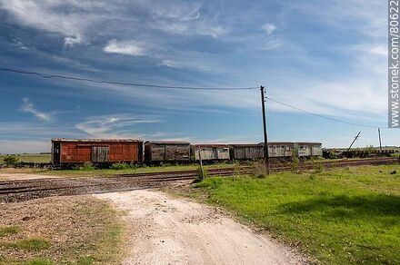 Estación de trenes Queguay. Línea de antiguos vagones - Departamento de Paysandú - URUGUAY. Foto No. 80622