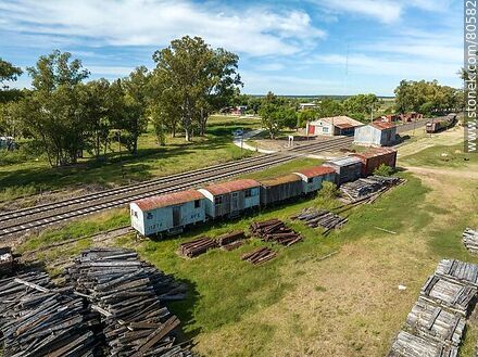Vista aérea de la estación de trenes Queguay. Antiguos vagones - Departamento de Paysandú - URUGUAY. Foto No. 80582