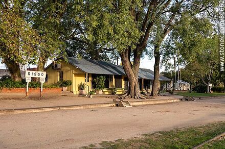 Estación de trenes de Risso devenida en biblioteca - Departamento de Soriano - URUGUAY. Foto No. 80662
