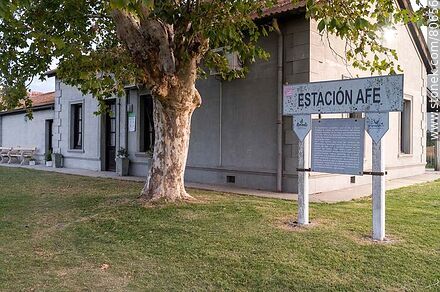 Antigua estación de ferrocarril Santa Catalina - Departamento de Soriano - URUGUAY. Foto No. 80656