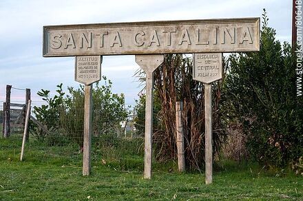 Antigua estación de ferrocarril Santa Catalina. Cartel de la estación - Departamento de Soriano - URUGUAY. Foto No. 80648
