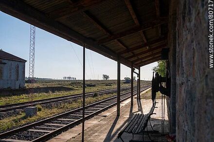 Estación de ferrocarril Tres Árboles. Andén - Departamento de Paysandú - URUGUAY. Foto No. 80717