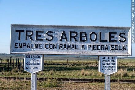 Tres Árboles railroad station. Station sign. Junction with branch to Piedra Sola - Department of Paysandú - URUGUAY. Photo #80714