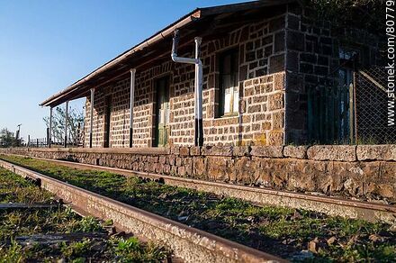 Estación Francia de ferrocarril. Andén de la estación - Departamento de Río Negro - URUGUAY. Foto No. 80779