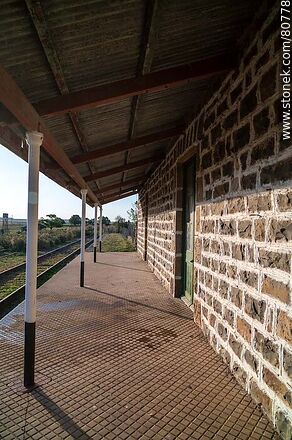 Estación Francia de ferrocarril. Andén de la estación - Departamento de Río Negro - URUGUAY. Foto No. 80778
