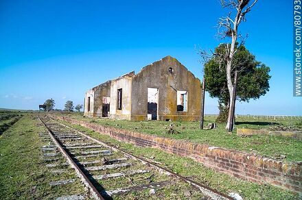 Old Totoral station, its remains. Station platform - Department of Paysandú - URUGUAY. Photo #80793