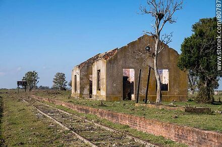 Old Totoral station, its remains. Station platform - Department of Paysandú - URUGUAY. Photo #80787