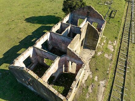 Vista aérea de los restos de lo que fue la estación Totoral de Paysandú - Departamento de Paysandú - URUGUAY. Foto No. 80804