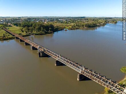 Vista aérea de la estación de trenes y el puente sobre el Río Negro - Tacuarembo - URUGUAY. Photo #80826