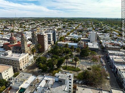 Vista aérea de la plaza y catedral de Mercedes - Departamento de Soriano - URUGUAY. Foto No. 81097