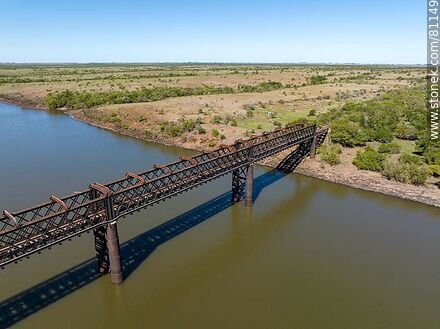 Vista aérea del antiguo puente ferroviario sobre el río Arapey Grande - Departamento de Salto - URUGUAY. Foto No. 81149