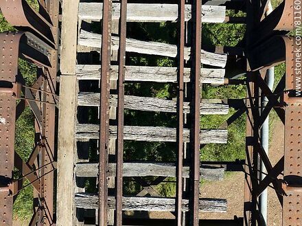 Vista aérea del antiguo puente ferroviario sobre el río Arapey Grande. Oxidados rieles sobre vetustos durmientes de madera - Departamento de Salto - URUGUAY. Foto No. 81160